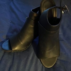 Black open toe block, healed buckle shoes